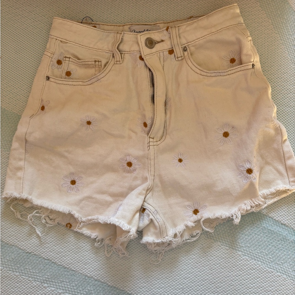 ANGEL KISS Women's White Denim Distressed Shorts with Daisy Pattern. Size 0 / 24